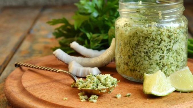 salsa-picante-del-coco-con-el-jugo-fresco-perejil-cilantro-y-de-limon-acompanamiento-indio-popular-gluten-lecheria-grano-libre-131186161-696x427-1