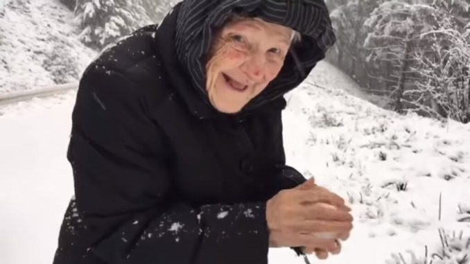 sin-znyav-na-kameru-yak-jogo-101-richna-mama-radiye-snigu-video-1024x576-1