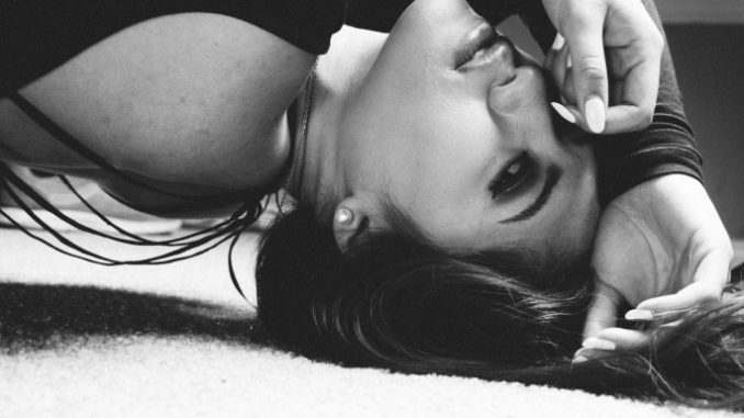 7750f-adiccion-al-sexo-female-864400_1920-pixabay-curieusepress-1